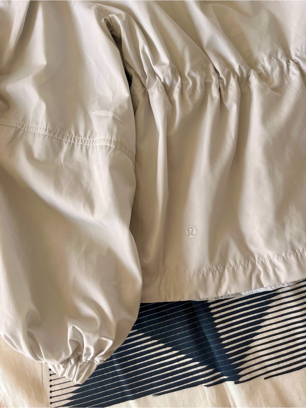 Lululemon 4 Lightweight cinchable jacket puff sleeve bone cream rain windbreaker - Picture 13 of 15